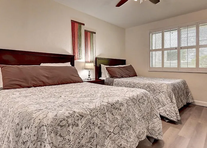 Summer Specials Cozy 2-bdrm In Heart Of Old Town Holiday home