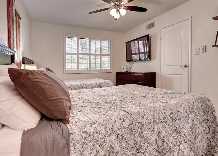 Holiday home Summer Specials Cozy 2-bdrm In Heart Of Old Town *
